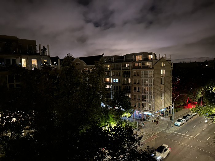Die mit dem Nachtmodus des iPhone 14 Pro Max aufgenommenen Bilder unterscheiden sich in der Belichtung kaum von denen des iPhone 13 Pro Max; die Belichtungszeit ist aber kürzer und die Schärfe besser. (Bild: Tobias Költzsch/Golem.de)